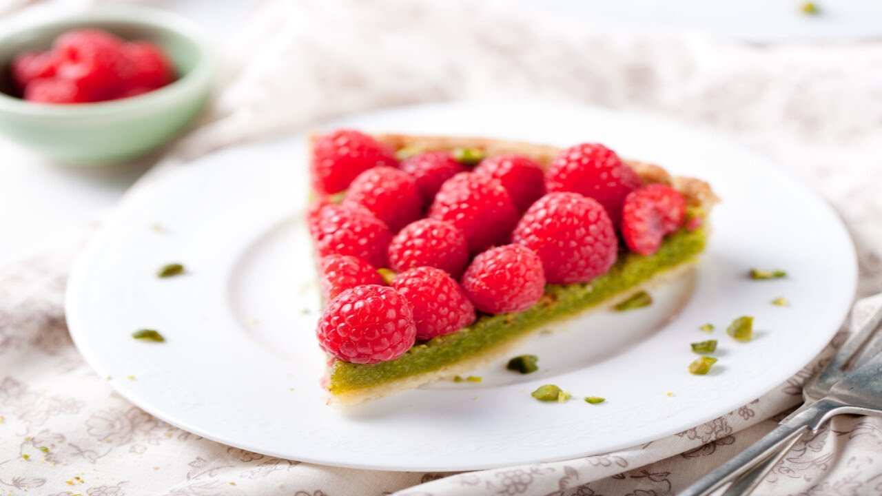 Recette : Tarte au chocolat blanc, framboises et pistaches