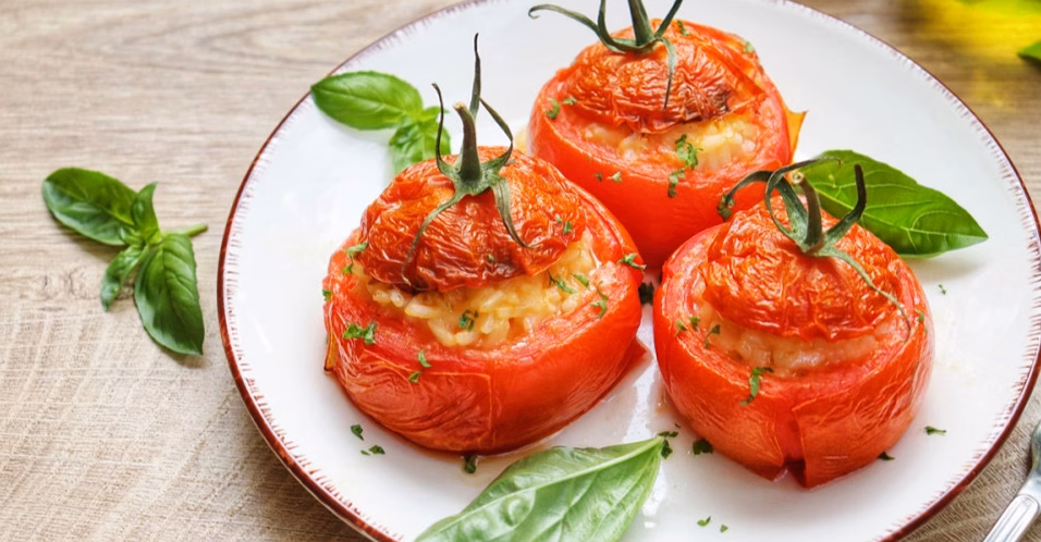 Tomates farcies végétariennes : une délicieuse recette aux épinards fondants et chèvre crémeux