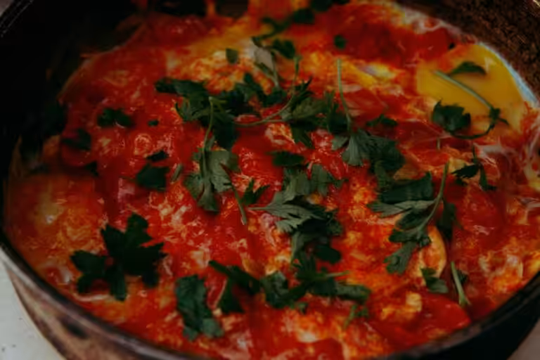recettes savoureuses de tomates à la grecque : farcies, en crumble ou façon œuf cocotte